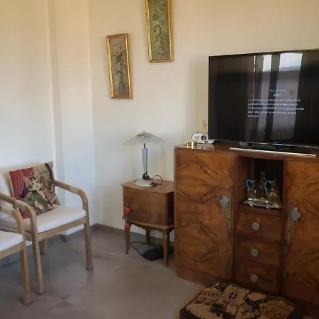 La Jolie Vue Et La Maison De La Tour- Cordes-sur-ciel * Les Cabannes (Tarn)