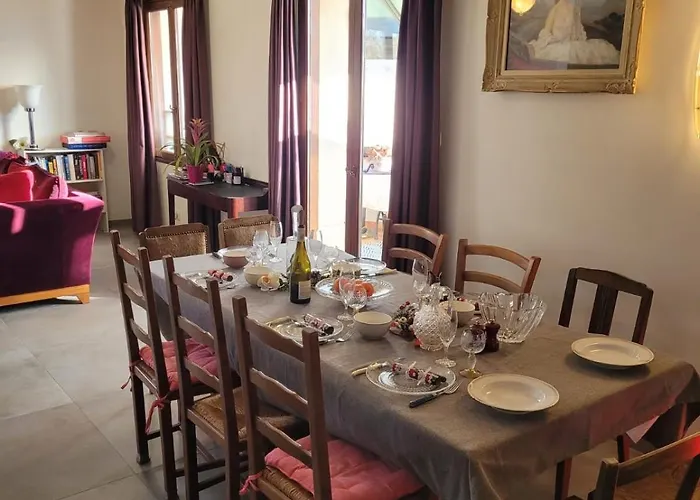 La Jolie Vue Et La Maison De La Tour- Cordes-sur-ciel Les Cabannes (Tarn)
