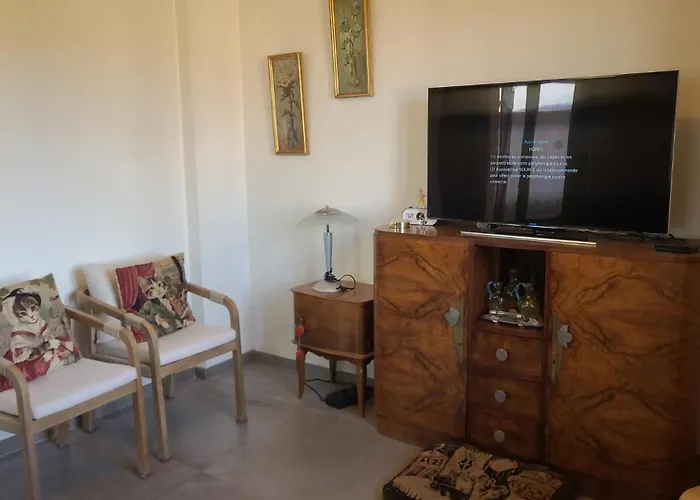 La Jolie Vue Et La Maison De La Tour- Cordes-sur-ciel * Les Cabannes (Tarn)