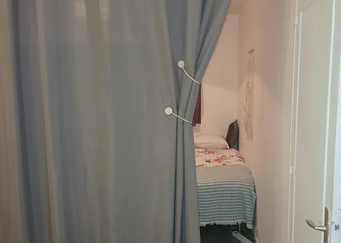 La Jolie Vue Et La Maison De La Tour- Cordes-sur-ciel